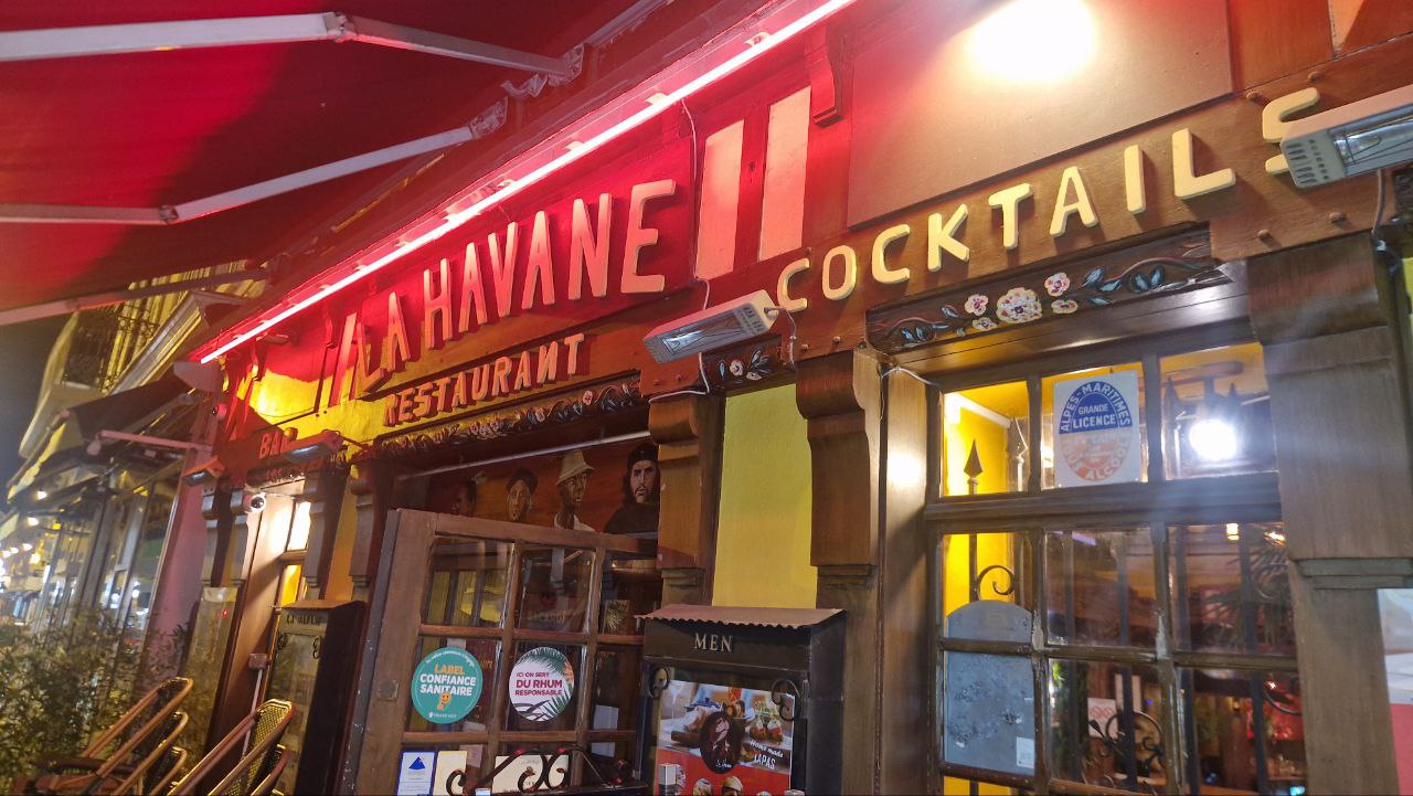 Façade La Havane Nice - enseigne illuminée de nuit